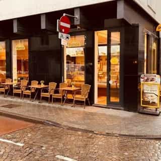 NIEUW op Horecaspot 👀⁠⁠
⁠⁠
🍽 Bezorg- en afhaalzaak⁠
📍 Maastricht⁠
✔Verhuur vastgoed⁠ op aanvraag & verkoop bedrijfsexploitatie op aanvraag⁠
⁠
In een puik gelegen hoekpand, tussen het Vrijthof en Kruisherenhotel, is deze goedlopende dagzaak/broodjeszaak een niet meer weg te denken vaste waarde voor de genietende bezoeker en inwoner van Maastricht centrum. ⁠
⁠
Vanzelfsprekend is er een terras aan de voorzijde van het pand.⁠
⁠
Gasten kunnen er maar al te graag terecht voor belegde broodjes, fruit, salades, pizza, wraps, soep, qubo, brood en tal van (gezonde) drankjes.⁠
⁠
Meer info? Brochure of bezichtiging aanvragen? ⁠
🔗 in bio⁠
