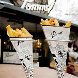 NIEUW op Horecaspot 👀⁠⁠
⁠⁠
🍽 Cafetaria Pomms'⁠
📍 Rotterdam⁠
✔Verhuur vastgoed⁠ & verkoop bedrijfsexploitatie⁠
⁠
Op deze unieke plek op de Coolsingel is Pomms' al vele jaren een doorslaand succes. Recht voor het monumentale pand van de Bijenkorf, naast de “Koopgoot” en de ingang naar het metrostation staat al jarenlang deze frites & snack kiosk.⁠
⁠
De Coolsingel heeft een metamorfose ondergaan en is stapsgewijs veranderd in een brede wandelboulevard van internationale allure met fraaie bomen, zitjes, nieuwe winkelketens en nieuwe bestrating. ⁠
⁠
De "Ramblas" van Rotterdam wordt het al genoemd! De leegstaande kantoren worden omgebouwd tot (luxe) woningen. De autoluwe Coolsingel is “the place to be" voor Rotterdammers, bezoekers en het toenemende aantal toeristen. Wie wil hier niet zijn bedrijf vestigen?⁠
⁠
Meer info? Brochure of bezichtiging aanvragen? ⁠
🔗 in bio⁠
