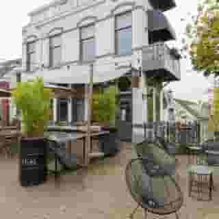 NIEUW op Horecaspot 👀⁠⁠
⁠⁠
🍽 Hotel - Restaurant⁠
📍 Rotterdam⁠
✔Verhuur vastgoed⁠ & verkoop inventaris ⁠
⁠
Een concept dat staat als een huis en daarom ideaal is voor een startende (en natuurlijk ook voor een gevorderde) ondernemer.⁠
⁠
Het is gesitueerd in een volledig gerenoveerd monumentaal pand in Hendrik-Ido-Ambacht. En kent 2 hotelsuites en een gastrobar (25 zitplaatsen) op de begane grond met een zeer ruim terras.⁠
⁠
Het is klip en klaar, ondernemen maar! Benieuwd of dit is waar jij naar op zoek bent? Neem dan snel contact op met de makelaar.⁠
⁠
Meer info? Brochure of bezichtiging aanvragen? ⁠
🔗 in bio⁠
⁠
#horecaspot #gastrobar #hotel #terras #horeca #monumentaalpand #vandeweerd #ondernemen