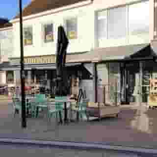 NIEUW op Horecaspot 👀⁠⁠
⁠⁠
🍽 Lunchroom⁠
📍 Hillegom⁠
✔Verhuur vastgoed⁠ & verkoop inventaris ⁠
⁠
Aan het oudste en mooiste pleintje van Hillegom zit Nissa café, dé coffeebar en lunchroom van Hillegom. Nissa is een urban hotspot voor ontbijt, koffie, taart, lunch en borrel. ⁠
⁠
De groene ‘touch’ vind je niet alleen terug in het interieur, maar ook op onze menukaart. Wij serveren biologische, duurzame koffie en de kaart is volledig vegetarisch met veel vegan gerechten en dranken. ⁠
⁠
Voor de deur ligt een gezellig terras, met volop (avond) zon. Het huidige concept past goed in deze omgeving, maar een ander concept is natuurlijk ook mogelijk.⁠
⁠
Meer info? Brochure of bezichtiging aanvragen? ⁠
🔗 https://horecaspot.nl/aanbod/bedrijf-1366-nissa-lunchroom-hillegom