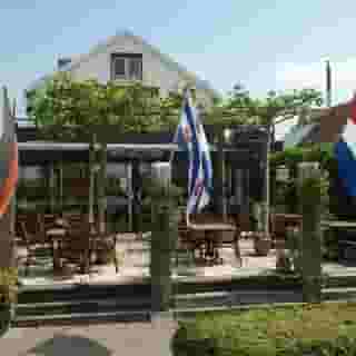 NIEUW op Horecaspot 👀⁠⁠
⁠⁠
🍽 Eetcafé ⁠
📍 ⁠Terherne⁠
✔Verkoop vastgoed⁠ & verkoop bedrijfsexploitatie⁠
⁠
Gelegen in het Friese toeristische Terherne staat Eetcafé 't Far. Nu beschikbaar ter overname, zowel het vastgoed als de bedrijfsexploitatie. ⁠
⁠
Niet alleen toeristen weten de weg naar 't Far te vinden, maar ook de inwoners van Terherne en omgeving. ⁠
⁠
Zowel aan de voorzijde als de achterzijde van het bedrijf is er een terras. Aan de achterzijde grenst deze aan de serre die met mooi weer opengaat en zo nóg een aanvulling op de buitenruimte creëert. ⁠
⁠
Net als het terras is ook de keuken van het bedrijf ruim opgezet en slim ingedeeld. Deze keuken is in 2016 compleet vernieuwd. ⁠
⁠
Meer info? Brochure of bezichtiging aanvragen? ⁠
🔗 in bio