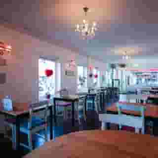 NIEUW op Horecaspot 👀⁠⁠
⁠⁠
🍽 Lunchroom⁠ Tante Sientje⁠
📍 Haarlem⁠
✔Verhuur vastgoed⁠ & verkoop bedrijfsexploitatie⁠
⁠
Lunchroom Tante Sientje ligt op de hoek van het Julianapark en de Generaal Cronjéstraat. De Generaal Cronjéstraat is een winkelstraat in de Transvaalwijk in Haarlem-Noord en is bekend vanwege de verscheidenheid aan speciaalzaken, restaurants, kledingwinkels en meer. ⁠
⁠
Tante Sientje is een gezellige lunchroom met een ongedwongen sfeer voor lunch, koffie of high-tea waar iedereen welkom is om even bij te kletsen of rustig op het terras te zitten met een kopje koffie of met een stukje huisgemaakte taart.⁠
⁠
Niet voor niets dat Tante Sientje een begrip is in de omgeving. Het bedrijf bestaat sinds 2010 en kent een vaste klantenkring die al met vele jaren plezier over de vloer komen. Het is een ideale ontmoetingsplek.⁠
⁠
Er nog vele mogelijkheden om het concept uit te breiden met ruimere openingstijden of een compleet ander menu met bijvoorbeeld een diner mogelijkheid.⁠
⁠
Meer info? Brochure of bezichtiging aanvragen? ⁠
🔗 in bio