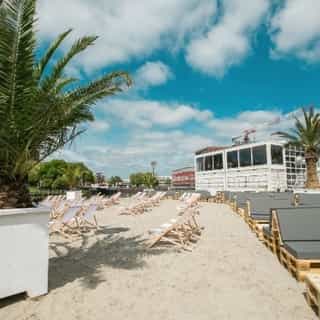 NIEUW op Horecaspot 👀⁠⁠
⁠⁠
🍽 Horecabedrijfspand (in vorm van 12 zeecontainers)⁠
📍 Locatie naar keuze⁠
✔Verkoop vastgoed⁠ (verhuur ook mogelijk)⁠
⁠
Dit horecabedrijfspand (210 m2) is modulair gebouwd van twaalf zeecontainers. Voorzien van alle benodigde onderdelen, zoals: een goed geoutilleerde open keuken/bar, volwaardige sanitaire voorzieningen, alarminstallatie (en camerabeveiliging), brandmeldinstallatie, een elektrisch te openen ‘pui’, ruimte voor opslag en alle benodigde inventaris.⁠
⁠
Het paviljoen heeft vijf jaar dienstgedaan als stadsstrand in het centrum van Zwolle. Vanwege een aanbesteding die aan een andere partij is vergund, is het geheel nu beschikbaar voor een andere gave plek én nieuwe ondernemer.⁠
⁠
Meer info? Brochure of bezichtiging aanvragen? ⁠
🔗 in bio