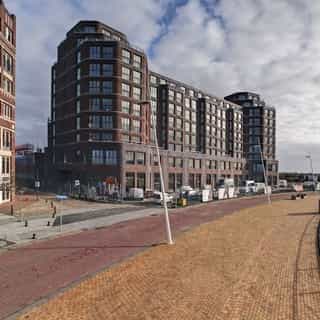 NIEUW op Horecaspot 👀⁠⁠
⁠⁠
🍽 Horecaruimte Bataviahaven⁠
📍 Lelystad⁠
✔Verhuur vastgoed⁠ ⁠
⁠
In de Bataviahaven ligt deze casco horecaruimte van ca. 600 m2 gelegen. De ruimte bevindt zich op de begane grond van een nieuwbouwcomplex. Voor de deur zijn aan het water terrasmogelijkheden. ⁠
⁠
Het complex bestaat verder uit 7 lagen met huurappartementen. Naast de betreffende horecaruimte wordt er een ander horecabedrijf (grand café) gerealiseerd. ⁠
⁠
De Bataviahaven is een drukke haven met veel watersporters (veel zeil- en motorboten) en vanuit hier starten diverse rondvaartboten (oa rondvaart naar Markerwadden). De ligging van de haven is erg gunstig voor de grotere (zeil-) schepen om het zuidelijke deel van het IJsselmeer, als Friesland en de Waddeneilanden gemakkelijk te bereiken.⁠
⁠
Meer info? Brochure of bezichtiging aanvragen? ⁠
🔗in bio