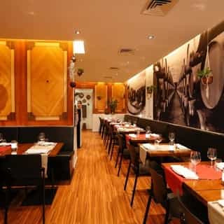 NIEUW op Horecaspot 👀⁠⁠
⁠⁠
🍽 Restaurant⁠
📍 Den Haag⁠
✔Verhuur vastgoed⁠ & verkoop bedrijfsexploitatie⁠
⁠
Gelegen in het centrum van Den Haag, om de hoek van het Lange Voorhout. Het restaurant beschikt over 40 zitplaatsen en een (klein) terras.⁠
⁠
De horecagelegenheid heeft een vergunning categorie 2 met alcohol. Dit houdt in dat je doordeweeks tot 01:30 uur open mag zijn en in het weekend (donderdag tot en met zaterdag) tot 02:30 uur.⁠
⁠
Meer info? Brochure of bezichtiging aanvragen? ⁠
🔗in bio