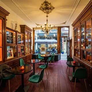 NIEUW op Horecaspot 👀⁠⁠
⁠⁠
🍽 Lunchroom⁠
📍 Den Haag⁠
✔Verhuur vastgoed⁠ & verkoop bedrijfsexploitatie⁠
⁠
Een charmant object met veel mogelijkheden! ⁠
⁠
Deze locatie wordt nu ingevuld als lunchroom met borrelgelegenheid in de avonduren. De lunchroom blijft groeien in omzet, daarnaast is er nog veel groeipotentieel met betrekking tot openingstijden en te benutten ruimte.⁠
⁠
De populaire Molenstraat is een drukke straat, die niet alleen door locals wordt gevonden, maar ook door toeristen. In ieder boekje over Den Haag valt wel te lezen over het Hofkwartier. Deze wijk heeft een divers aanbod aan restaurants, lunchrooms en (design)winkels. De Molenstraat ligt om de hoek bij het werkpaleis van de koning en koningin. De Molenstraat verbindt de bekende winkelstraten Noordeinde en Prinsestraat.⁠
⁠
Dit object is verdeeld over 2 etages, waaronder een souterrain. Aan de achterzijde bevindt zich een kleine binnentuin.⁠
⁠
Dit object is ideaal voor een koffie en ontbijt/lunchgelegenheid of een restaurant.⁠
⁠
Meer info? Brochure of bezichtiging aanvragen? ⁠
🔗 in bio