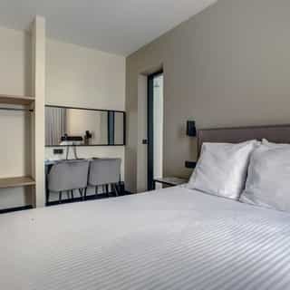 NIEUW op Horecaspot 👀⁠⁠
⁠⁠
🍽 Hotel⁠
📍 Amstelveen⁠
✔Verkoop vastgoed⁠ & verkoop bedrijfsexploitatie⁠
⁠
Beschikbaar: een vrijstaand hotel met 26 kamers, een restaurant een eigen parkeerterrein. ⁠
⁠
Het hotel is gelegen in de regio Amsterdam, ten zuiden van de A9 en is daardoor goed bereikbaar vanaf Schiphol, de Zuidas en de kantoren langs de A9. Ook is het centrum van Amsterdam met het openbaar vervoer goed te bereiken. ⁠
⁠
Onlangs is het hotel opgeknapt met nieuw interieur en nieuw inventaris. ⁠
⁠
Meer info? Brochure of bezichtiging aanvragen? ⁠
🔗in bio