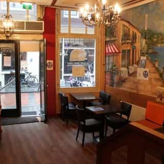 NIEUW op Horecaspot 👀⁠⁠
⁠⁠
🍽 Restaurant⁠
📍 Amsterdam⁠
✔Verhuur vastgoed⁠ & verkoop bedrijfsexploitatie⁠
⁠
Restaurant gelegen in het centrum van Amsterdam, aan de Warmoesstraat. Het pand is verdeelt over de begane grond ca. 180m² en souterrain ca. 174m². Aan de achterzijde is er een wijds uitzicht over het water en het daaraan gelegen Damrak.⁠
⁠
Meer info? Brochure of bezichtiging aanvragen? ⁠
🔗 in bio