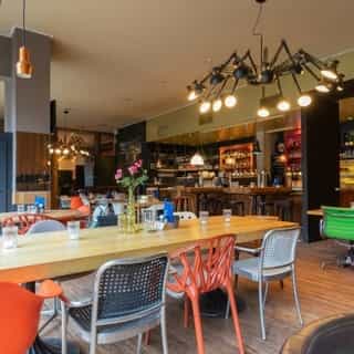 NIEUW op Horecaspot 👀⁠⁠
⁠⁠
🍽 Horecabedrijfsunits⁠
📍 Castricum⁠
✔Verhuur vastgoed⁠ & verkoop bedrijfsexploitatie⁠
⁠
Op het Bakkerspleintje in Castricum, te midden van alle voorzieningen, zoals een supermarkt, drogisterij, kledingswinkels en horeca vind je deze locatie. ⁠
Deze horecabedrijfsunits zijn gepositioneerd op de kop van het plein, onder de appartementen. ⁠
⁠
Een perfecte locatie voor de juiste ondernemer! Met een lage overnamesom, ingroeihuur en – goed voor elkaar hier - de finishing touches die al gezet zijn. Het is startklaar!⁠
⁠
Het bakkerspleintje is een strategisch ideale basis om de lokale markt te bedienen. Een markt die verder uitstrekt dan alleen Castricum, want ook vanuit Heiloo, Bakkum (waaronder Camping Bakkum) en zelfs Amsterdam weten de mensen Castricum te vinden.⁠
⁠
Meer info? Brochure of bezichtiging aanvragen? ⁠
🔗 in bio