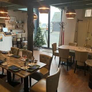 NIEUW op Horecaspot 👀⁠⁠
⁠⁠
🍽 Brasserie bij de molen⁠
📍 Hattem⁠
✔ Verhuur vastgoed⁠ & verkoop bedrijfsexploitatie⁠
⁠
Een superleuke locatie: een brasserie en lunchroom in een historisch pand bij de molen in Hattem. ⁠
⁠
De geschiedenis van deze locatie kent een lange weg. Het pand is zo’n 450 jaar oud en staat op de stadsmuren van Hattem, pal naast molen De Fortuin.⁠
⁠
Het pand is lange tijd als bakkerij, woonhuis en winkelpand in gebruik geweest. Momenteel vind je hier brasserie Bij de Molen. Waar je in een unieke ambiance kan genieten van een kopje koffie, lunch of een plate.⁠
⁠
In de avonduren wordt het pand gebruikt voor een besloten diner, verjaardag of ander feest.⁠
⁠
Meer info? Brochure of bezichtiging aanvragen? ⁠
🔗 in bio