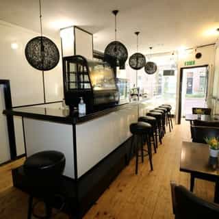 NIEUW op Horecaspot 👀⁠⁠
⁠⁠
🍽 Eetcafé⁠
📍 Amsterdam⁠
✔ Verhuur vastgoed⁠ & verkoop bedrijfsexploitatie⁠
⁠
Dit sfeervolle eetcafé staat in Amsterdam Oud-West en ligt in de gezellige Kinkerbuurt. ⁠
De Nicolaas Beetsstraat grenst aan de bekende Kinkerstraat. In deze omgeving zijn o.a. de Ten Katemarkt en Foodhallen gelegen. Deze buurt is volop in ontwikkeling en wordt goed bezocht.⁠
⁠
Het eetcafé is sfeervol ingericht en beschikt over een geluidsisolerend plafond. Aan de voorzijde is een brede bar gesitueerd met enkele zitplaatsen. Achterin de zaak zijn diverse zitplaatsen aanwezig en zijn twee speelautomaten geplaatst. Aan de achterzijde is een beperkte keuken gevestigd.⁠
⁠
Meer info? Brochure of bezichtiging aanvragen? ⁠
🔗 in bio