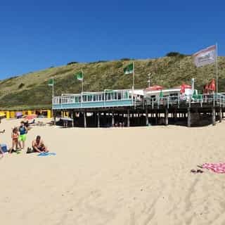 NIEUW op Horecaspot 👀⁠⁠
⁠⁠
🍽 Strandpaviljoen Sies⁠
📍 Biggekerke⁠
✔ Verkoop vastgoed⁠ & verkoop bedrijfsexploitatie⁠
⁠
Op het strand aan de Zeeuwse kust tussen Zoutelande en Dishoek staat het horecabedrijf als het paviljoen te koop. Er worden geen nieuwe vergunningen voor paviljoens uitgegeven, dus dit is een unieke kans. ⁠
⁠
In 2021 is het terras uitgebreid en het totale oppervlakte bedraagt nu circa 450 m2. De maximale grootte van paviljoens in de gemeente Veere is 600 m2 en er is dus uitbreiding mogelijk. In 2020 is het pand grotendeels geschilderd. Aan de zeezijde kunnen de raampartijen op het terras worden verschoven en tijdelijk worden verwijderd. Ideaal voor warme dagen en beschutting bij de mindere dagen.⁠
⁠
Meer info? Brochure of bezichtiging aanvragen? ⁠
🔗 in bio