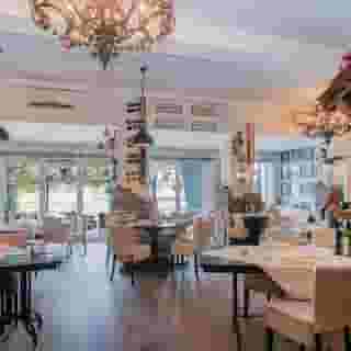 NIEUW op Horecaspot 👀⁠⁠
⁠⁠
🍽 Restaurant Sluiszicht⁠
📍 Maasbracht⁠
✔ Verhuur vastgoed⁠ & verkoop bedrijfsexploitatie⁠
⁠
Pal aan de binnenhaven van het Limburgse maasdorp Maasbracht schittert, in de weerspiegeling van de Maas, Restaurant Sluiszicht. ⁠
Een klassieke en in perfecte staat van onderhoud verkerende restaurant met uitzicht op het sluizencomplex van de grootste binnenhaven van Nederland. ⁠
⁠
Het terras aan de voorzijde heeft plaats voor 20 gasten en binnen in het restaurant heeft plaats voor zo'n 50 gasten. ⁠
⁠
Meer info? Brochure of bezichtiging aanvragen? ⁠
🔗 in bio