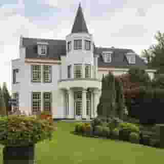 NIEUW op Horecaspot 👀⁠⁠
⁠⁠
🍽 Hotel - B&B de Vijverhof⁠
📍 Lochem⁠
✔ Verhuur of verkoop vastgoed⁠
⁠
De Vijverhof ligt in de Gelderse stad Lochem, in de Achterhoek. De streek kenmerkt zich door verscheidenheid en rijkdom aan natuur, kastelen en idyllische landgoederen. ⁠
⁠
Het hotel is als villa gebouwd in 1911 en beschikt over 14 comfortabele kamers, die allen voorzien zijn van een eigen badkamer. Alle kamers zijn gelegen op de eerste (9) en tweede verdieping (5) en zijn zowel per lift als per trap toegankelijk.⁠
⁠
Meer info? Brochure of bezichtiging aanvragen? ⁠
🔗in bio