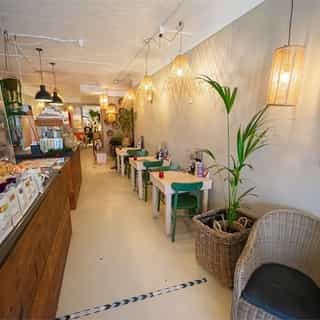 NIEUW op Horecaspot 👀⁠⁠
⁠⁠
🍽 Lunchroom⁠
📍 Noordwijk⁠
✔ Verhuur vastgoed⁠ & verkoop bedrijfsexploitatie⁠
⁠
De zaak is gevestigd op een uitstekende zichtlocatie aan de mooie en veelzijdige hoofdwinkelstraat van Noordwijk.⁠
⁠
Uitstekend geschikt voor een koffiezaak, lunchfranchise, maar ook om voort te zetten met het huidige concept met verkoop van Bagels en zelf gemaakte taarten.⁠
⁠
Meer info? Brochure of bezichtiging aanvragen? ⁠
🔗 in bio