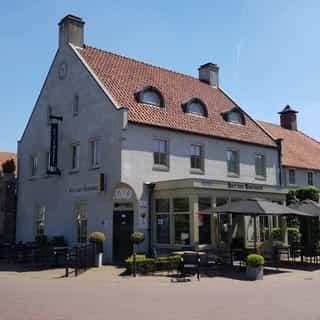 NIEUW op Horecaspot 👀⁠⁠
⁠⁠
🍽 Hotel Café Hart van Bourdonck⁠
📍 Erp⁠
✔ Verhuur vastgoed⁠ & verkoop bedrijfsexploitatie⁠
⁠
In een karakteristiek pand in het centrum van Boerdonk is Hotel Café Hart van Bourdonck gelegen. Het Hart van Bourdonck is een gezellig café met 2 mooie terrassen en 5 luxe hotelkamers. In het sfeervolle café kan men genieten van een lekker speciaalbiertje of een klein hapje van de kaart.⁠
⁠
Het café leent zich ook uitermate voor het verzorgen van een feest of (bedrijfs)borrel en heeft een capaciteit van max. 100 personen. Het hotel beschikt over 2 x 3-persoons kamer en 3 x 2-persoons kamer. Alle luxe kamers zijn ruim van opzet en beschikken over een eigen badkamer. ⁠
⁠
Meer info? Brochure of bezichtiging aanvragen? ⁠
🔗 in bio