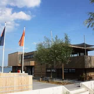 NIEUW op Horecaspot 👀⁠⁠
⁠⁠
🍽 Casco horecapaviljoen⁠
📍 Monnickendam⁠
✔ Verhuur vastgoed⁠ & verkoop bedrijfsexploitatie⁠
⁠
Het horecapaviljoen is gelegen in het voormalig havenkantoor van de Marina Haven in Monnickendam. ⁠
⁠
Het object is als volgt ingedeeld: begane grond (ca. 162m²), eerste verdieping (ca. 148m²) en een zonnig terras (ca. 200m²) met horeca bestemming. Het pand zal casco worden opgeleverd.⁠
⁠
De Marina en haar schiereiland zijn momenteel volop in ontwikkeling. Het gebied van ca. 100.000m² groot zal gaan bestaan uit een een combinatie van wonen, werken, uitgaan, recreëren (stadsstrand) en watersporten. Binnen dit project is rekening gehouden met een horeca paviljoen.⁠
⁠
Meer info? Brochure of bezichtiging aanvragen? ⁠
🔗 in bio