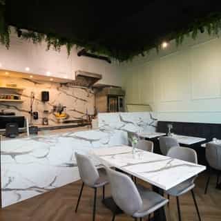 NIEUW op Horecaspot 👀⁠⁠
⁠⁠
🍽 Lunchroom Li Gaferi⁠
📍 Amsterdam⁠
✔ Verhuur vastgoed⁠ & verkoop bedrijfsexploitatie⁠
⁠
Li Gaferi is een trendy dagzaak en wordt ter overname aangeboden. Het pand is recent gebouwd (2020) en het zaak is dan ook net ingericht (2021). De ligging van dit object leent zich uitstekend voor bezorg-afhaalconcepten.⁠
⁠
Meer info? Brochure of bezichtiging aanvragen? ⁠
🔗 in bio