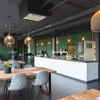 NIEUW op Horecaspot 👀⁠⁠
⁠⁠
🍽 Lunchroom⁠
📍 Uden⁠
✔ Verhuur vastgoed⁠ & verkoop bedrijfsexploitatie⁠
⁠
Lunch for All is gelegen op de Woonboulevard aan de Industrielaan te Uden. Living for All is een mega-woonstore in Uden van ruim 4.000 vierkante meter waar je een uitgebreid assortiment vind van diverse woonstijlen. ⁠
⁠
Lunch for All is een zelfstandige ruimte van ca. 140 m2, gelegen naast de hoofdentree en aan het royale parkeerterrein met een sfeervol terras op eigen grond.⁠
⁠
Meer info? Brochure of bezichtiging aanvragen? ⁠
🔗 in bio