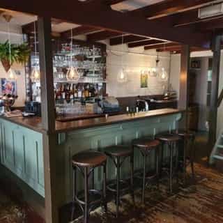 NIEUW op Horecaspot 👀⁠⁠
⁠⁠
🍽 Eetcafé ‘t Goede⁠
📍 Leeuwarden⁠
✔ Verhuur vastgoed⁠ & verkoop bedrijfsexploitatie⁠
⁠
Eetcafé ‘t Goede is gevestigd in het centrum van Leeuwarden, in een karakteristiek hoekpand, in het promenadegebied gelegen tussen diverse horeca en detailhandel.⁠
⁠
Met een capaciteit van ca 80 zitplaatsen, verdeeld over 2 verdiepingen, heeft het bedrijf een zeer hoge bezettingsgraad en realiseert het een bovengemiddelde omzet. De compacte keuken is voorzien van alle benodigde apparatuur en inventaris om op efficiënte en vlotte wijze aan de culinaire wensen van de gasten te voldoen.⁠
⁠
Meer info? Brochure of bezichtiging aanvragen? ⁠
🔗 in bio