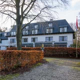 NIEUW op Horecaspot 👀⁠⁠
⁠⁠
🍽 Boetiekhotel⁠
📍 Wassenaar⁠
✔ Verhuur vastgoed⁠ ⁠
⁠
Dit unieke en karakteristieke pand is gelegen, midden in villawijk de Kieviet, op een steenworp afstand van het centrum van Wassenaar. ⁠
⁠
Hotel-Restaurant Auberge De Kieviet beschikt over 27 charmante hotelkamers, een restaurant, drie multifunctionele vergaderzalen met capaciteit voor 120 personen, 60 parkeerplaatsen op eigen afgesloten terrein.⁠
⁠
Meer info? Brochure of bezichtiging aanvragen? ⁠
🔗in bio