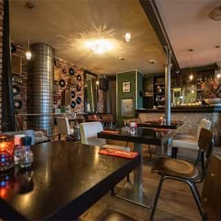 NIEUW op Horecaspot 👀⁠⁠
⁠⁠
🍽 Restaurant⁠
📍 Delft⁠
✔ Verhuur vastgoed⁠ & verkoop bedrijfsexploitatie⁠
⁠
Dit zeer bekende restaurant met groot terras is gelegen op een A-1 locatie in het centrum van Delft, recht tegenover de bioscoop en het theater.⁠
⁠
Het restaurant is ruim 10 jaar ontstaan uit het TV programma “Mijn Tent is top” waarbij de eigenaar samen met TV kok en presentator @hermandenblijker dit restaurant heeft ingericht. Inmiddels is de zaak ruim 10 jaar een begrip in de Delftse restaurantscene. ⁠
⁠
Gevestigd in twee monumentale panden is Moodz een “eetcafé” met net dat beetje extra op de kaart, zoals fingerfoods en andere vernieuwende gerechten om je vingers bij af te likken. Moodz haalt de lekkerste gerechten uit verschillende landen en streken, waardoor de menukaart is geschikt voor een breed publiek.⁠
⁠
Meer info? Brochure of bezichtiging aanvragen? ⁠
🔗 in bio