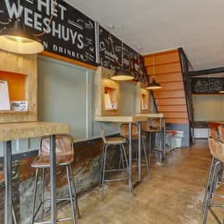NIEUW op Horecaspot 👀⁠⁠
⁠⁠
🍽 Restaurant Het Weeshuys⁠
📍 Zwolle⁠
✔ Verhuur vastgoed⁠ & verkoop bedrijfsexploitatie⁠
⁠
Dit knusse horecabedrijf is in een korte tijd een gevestigde naam geworden in de Zwolse Horeca en niet meer weg te denken tussen de betere horecabedrijven. Sinds twee jaar heeft Het Weeshuys zelfs een vermelding in restaurantgids Lekker. ⁠
⁠
Bij binnenkomst valt het industriële, maar gezellige interieur op. De grote prominente bar aan de rechterzijde is zeer geschikt voor het drinken van een aperitief of een het nuttigen van een borrelhapje. Op de verdieping is de zeer efficiënte keuken gelegen en treft men de toiletgroep alsmede verkoopruimte zeer geschikt voor feestjes en besloten gezelschappen. In totaliteit zijn er 50 zitplaatsen.⁠
⁠
Meer info? Brochure of bezichtiging aanvragen? ⁠
🔗 in bio