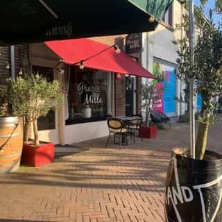 NIEUW op Horecaspot 👀⁠⁠
⁠⁠
🍽 Eetcafé & restaurant⁠
📍 Apeldoorn⁠
✔ Verhuur vastgoed⁠ & verkoop bedrijfsexploitatie⁠
⁠
In het “nieuwe” gerenoveerde horecastraatje van Apeldoorn, met allerlei gezellige winkeltjes en cafétjes, is dit authentieke Italiaanse restaurant gevestigd.⁠
⁠
Een knus restaurant met circa 28 zitplaatsen. ⁠
Achterin het pand vind je de bar en een goed ingerichte keuken van circa 25m²; voorzien van de benodigde apparatuur.⁠
⁠
Meer info? Brochure of bezichtiging aanvragen? ⁠
🔗in bio
