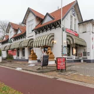 NIEUW op Horecaspot 👀⁠⁠
⁠⁠
🍽 Restaurant China ⁠
📍 Lettele⁠
✔ Verkoop vastgoed⁠ & verkoop bedrijfsexploitatie⁠
⁠
Vanwege de zichtbaarheid, naamsbekendheid en geboden kwaliteit (4,3 op Google) is restaurant China vermaard in de wijde omgeving. Bij binnenkomst waan je je als gezegd direct in Aziatische sferen, terwijl je via de afhaalruimte logisch doorstroomt richting het restaurant met 110 zitplaatsen. ⁠
⁠
Op de verdieping bevinden zich twee ruime bedrijfswoningen die zowel van binnen als van buiten bereikbaar zijn. ⁠
⁠
Meer info? Brochure of bezichtiging aanvragen? ⁠
🔗 in bio