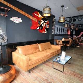 NIEUW op Horecaspot 👀⁠⁠
⁠⁠
🍽 Muziekbar⁠
📍 Zaandam⁠
✔ Verhuur vastgoed⁠ & verkoop bedrijfsexploitatie⁠
⁠
Deze horecazaak is gelegen aan een idyllisch straatje in het centrum van Zaandam, namelijk de Noorderkerkstraat. De straat is autovrij en er zijn meerdere horecazaken met terrasjes gelegen.⁠
⁠
De zaak valt meteen goed op met dank aan het terras en grote parasols aan de voorzijde. De horecazaak is eind 2020 volledig gerenoveerd en ingericht als Amerikaanse (live) muziek bar. Aan de voorzijde is een ruime bar gesitueerd met rondom ca. 40 zitplaatsen. In de zaak is een professioneel geluidsysteem aanwezig en tevens diverse instrumenten waaronder een drumstel.⁠
⁠
Meer info? Brochure of bezichtiging aanvragen? ⁠
🔗 in bio