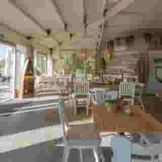 NIEUW op Horecaspot 👀⁠⁠
⁠⁠
🍽 Horeca locatie aan het water⁠
📍 Wilp⁠
✔ Verkoop vastgoed⁠ (recht van erfpacht en opstal) & verkoop bedrijfsexploitatie⁠
⁠
Dit horeca-object is gelegen aan de recreatieplas Bussloo, bij Wilp. Ingeklemd tussen de steden als Apeldoorn, Zutphen en Deventer. Hierdoor is deze locatie dé strandtent voor hartje Nederland. ⁠
⁠
Het object heeft plaats voor circa 60 zitplaatsen in het paviljoen. Het terras aan de waterzijde beschikt momenteel over 70 zitplaatsen. Maar dit is nog substantieel uit te breiden naar circa 150-180 zitplaatsen! De bezoekers kunnen er bediend worden of hun bestelling afhalen aan de inpandige kiosk.⁠
⁠
Meer info? Brochure of bezichtiging aanvragen? ⁠
🔗 in bio