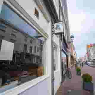 NIEUW op Horecaspot 👀⁠⁠
⁠⁠
🍽 Restaurant⁠
📍 Den Haag⁠
✔ Verhuur vastgoed⁠ & verkoop bedrijfsexploitatie⁠
⁠
In het altijd sfeervolle en gezellige Buurtschap 2005 staat dit zeer goed aangeschreven restaurant. Het restaurant is geopend in 2015 en vanaf begin af aan geprezen met lovende recensies.⁠
⁠
Het restaurant biedt plaats aan circa 35 personen. De bestemming voorziet in een Categorie 2 vergunning welke openingstijden toelaat van 07:00 uur tot 02:00 uur.⁠
⁠
Meer info? Brochure of bezichtiging aanvragen? ⁠
🔗 in bio