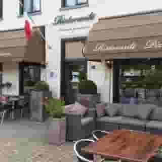 NIEUW op Horecaspot 👀⁠⁠
⁠⁠
🍽 Restaurant La Trattoria da Manuel⁠
📍 Geldrop⁠
✔ Verhuur vastgoed⁠ & verkoop bedrijfsexploitatie⁠
⁠
La Trattoria is gelegen aan het begin van het gezellige centrum van het dorp. ⁠
⁠
Het restaurant is bijzonder ruim opgezet en heeft een oppervlakte van circa 220 m². Met een terras aan de voorzijde van een circa 50 m² en een fraai tuinterras van nog eens circa 100 m².⁠
⁠
Meer info? Brochure of bezichtiging aanvragen? ⁠
🔗 in bio