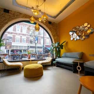 NIEUW op Horecaspot 👀⁠⁠
⁠⁠
🍽 Lunchroom ⁠
📍 Den Haag⁠
✔ Verhuur vastgoed⁠ & verkoop bedrijfsexploitatie⁠
⁠
In het populaire Regentessekwartier ligt deze lunchroom halverwege de Weimarstraat tegenover de Albert Heijn. De Weimarstraat staat bekend om het diverse aanbod aan horeca, winkels en boetiekjes. ⁠
⁠
Deze locatie is zo ingericht dat een volgend ondernemer direct z’n deuren kan openen.⁠
De lunchroom heeft veel groeipotentieel met betrekking tot openingstijden en de te benutten ruimte.⁠
⁠
Meer info? Brochure of bezichtiging aanvragen? ⁠
🔗 in bio