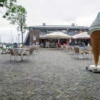 NIEUW op Horecaspot 👀⁠⁠
⁠⁠
🍽 Het Friethuys⁠
📍 Enkhuizen⁠
✔ Verhuur vastgoed⁠ & verkoop bedrijfsexploitatie⁠
⁠
De locatie van het Friethuys is absoluut top. Bij binnenkomst in de stad ligt aan de linkerzijde het station en daartegenover aan de rechterzijde het Friethuys. Aan de kant van het station is een groot, gratis parkeerterrein. Het terras van het Friethuys biedt uitzicht op de Buitenhaven. Het VVV-kantoor dat op datzelfde plein is gevestigd, trekt veel toeristen. Hiernaast zijn de opstapplaatsen voor de boten naar Urk, Stavoren, Medemblik en het Zuiderzeemuseum.⁠
⁠
De horecaruimte bestaat uit 2 delen met een totale oppervlakte van 60m2. De frontbreedte is 8 meter en voorzien van een glazen pui met daarboven een grote luifel. ⁠
⁠
Meer info? Brochure of bezichtiging aanvragen? ⁠
🔗 in bio