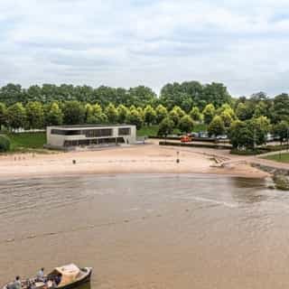 NIEUW op Horecaspot 👀⁠⁠
⁠⁠
🍽 Beachclub⁠
📍 Gorinchem⁠
✔ Verhuur vastgoed⁠ & verkoop bedrijfsexploitatie⁠
⁠
Een nieuwe horecalocatie beschikbaar aan de rivier Merwerde. ⁠
⁠
Deze beachclub heeft een vloeroppervlakte van 500 m2, ruim (beschut) terras en een fenomenaal uitzicht over de rivier. ⁠
⁠
Meer info? Brochure of bezichtiging aanvragen? ⁠
🔗 in bio