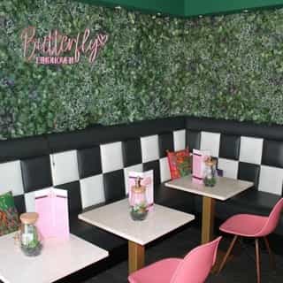 NIEUW op Horecaspot 👀⁠⁠
⁠⁠
🍽 Bezorg- en afhaalzaak met bovenwoning⁠
📍 Eindhoven⁠
✔ Verhuur vastgoed⁠ & verkoop bedrijfsexploitatie⁠
⁠
Een recent gerenoveerd afhaal- en bezorgrestaurant, gelegen in het stadsdeel Strijp in Eindhoven. Deze mooie zaak is voorzien van compleet nieuwe inventaris.⁠
⁠
Het restaurant ligt midden in een grote woonwijk en is goed bereikbaar. Voor de bezorging is het pand ideaal gelegen. Zo vormt naast Eindhoven, het dorp Veldhoven een belangrijk afzetgebied voor de bezorging. Ook wordt er veel bezorgd in Meerhoven, de jongste wijk van Eindhoven.⁠
⁠
Meer info? Brochure of bezichtiging aanvragen? ⁠
🔗 in bio