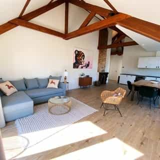 NIEUW op Horecaspot 👀⁠⁠
⁠⁠
🍽 Restaurant Huize den Deijl⁠
📍 Wassenaar⁠
✔ Verhuur vastgoed⁠ & verkoop bedrijfsexploitatie⁠
⁠
Het markante gebouw ligt op een mooie zicht locatie bij de entree van Wassenaar. ⁠
Huize den Deijl beschikt over een ruime buitenruimte met uitgebreide terrasmogelijkheden. ⁠
⁠
Het pand is in 2021 volledig gerenoveerd. Het is ook mogelijk om samen met de horecaruimte, de drie (naast en bovengelegen) appartementen te huren. ⁠
⁠
Meer info? Brochure of bezichtiging aanvragen? ⁠
🔗 in bio