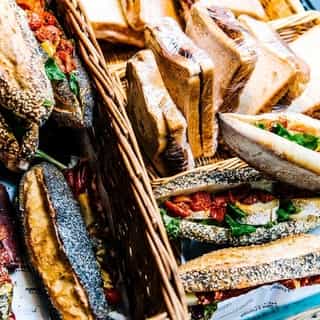 NIEUW op Horecaspot 👀⁠⁠
⁠⁠
🔐 Discrete verkoop ⁠
🍽 Cateringbedrijf⁠
📍 Noord-Holland⁠
⁠
Elke dag is anders bij dit bijzondere cateringbedrijf. De dag begint met het bereiden van lunches en snacks die daarna dagvers worden bezorgd in een gebied op en rondom Schiphol en Hoofddorp.⁠
⁠
Naast de bezorging van lunches en snacks is het bedrijf gespecialiseerd in het verzorgen van warme en koude buffetten, lunches en borrels voor gezelschappen van 10 tot 1000 personen!⁠
⁠
Meer info? Of bezichtiging aanvragen? ⁠
🔗 link in bio