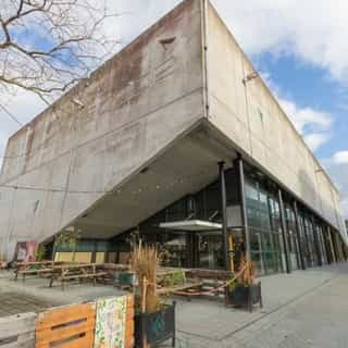 NIEUW op Horecaspot 👀⁠⁠
⁠⁠
🍽 Horecaruimte in/bij een bioscoop⁠
📍 Hengelo⁠
✔ Verhuur vastgoed⁠
⁠
Deze bioscoop in het centrum van Hengelo is van alle gemakken voorzien. Perfect voor die meer dan 100.000 bezoekers per jaar. Het enige wat nog mist is een plek om een lekker hapje te eten, en een drankje te nuttigen. De ruimte is er alvast helemaal klaar voor. ⁠
⁠
Meer info? Brochure of bezichtiging aanvragen? ⁠
🔗 link in bio