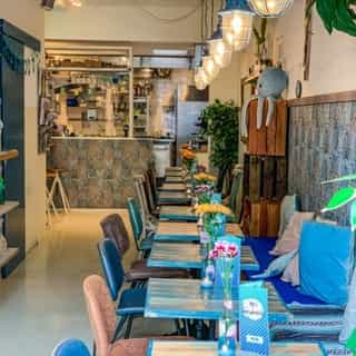 NIEUW op Horecaspot 👀⁠⁠
⁠⁠
🍽 Lunchroom⁠
📍 Den Haag⁠
✔ Verhuur vastgoed⁠ & verkoop bedrijfsexploitatie⁠
⁠
Op het Torenplein midden in het Haagse centrum ligt deze horecalocatie. ​⁠
⁠
Op dit moment wordt  het geëxploiteerd als lunchroom. De vergunning laat openingstijden toe tot 23:00 uur. Daarom is deze locatie ook zeer geschikt voor bijvoorbeeld een restaurant met afhaal- en bezorgfunctie.​⁠
⁠
Meer info? Brochure of bezichtiging aanvragen? ⁠
🔗 link in bio