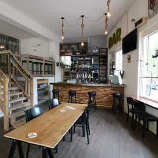 NIEUW op Horecaspot 👀⁠⁠
⁠⁠
🍽 Horecaruimte⁠
📍 Amsterdam ⁠
✔ Verhuur vastgoed⁠ & verkoop bedrijfsexploitatie⁠
⁠
Deze (casco plus) horecaruimte is gelegen in een hoekpand aan de Kinkerstraat en Nassaukade in Amsterdam Oud-West. De Kinkerstraat staat bekend als een drukke horeca- en winkelstraat welke vele bezoekers trekt. De Nassaukade maakt deel uit van de Amsterdamse binnenring en is een drukke fiets en verkeersroute.⁠
⁠
Deze locatie beschikt over een horeca 3 bestemming wat mogelijkheid biedt tot het exploiteren van een café / eetcafé.⁠
⁠
Meer info? Brochure of bezichtiging aanvragen? ⁠
🔗 link in bio