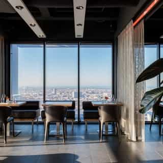 NIEUW op Horecaspot 👀⁠⁠
⁠⁠
🍽 The Penthouse⁠
📍 Den Haag⁠
✔ Verhuur vastgoed⁠ & verkoop bedrijfsexploitatie⁠
⁠
Op 135 meter hoogte, in de top van de Haagse Toren, is The Penthouse gevestigd. Een absolute topzaak. Zowel letterlijk als figuurlijk, want het uitzicht is niet alleen adembenemend mooi; het is op deze hoogte beslist ook culinair genieten.⁠
⁠
Het object bevindt zich op de drie bovenste verdiepingen van de Haagse Toren. Op verdieping 40 is de Skybar en zijn er diverse zaalruimten. De keuken en dienst- en opslagruimten bevinden zich op verdieping 41. Het restaurant zelf is gesitueerd op de 42ste verdieping. En is daarmee het hoogstgelegen restaurant van Nederland!⁠
⁠
Meer info? Brochure of bezichtiging aanvragen? ⁠
🔗 in bio