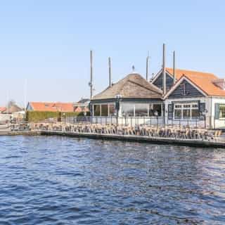 NIEUW op Horecaspot 👀⁠⁠
⁠⁠
🍽 Restaurant het Kompas⁠
📍 Kaag⁠
✔ Verhuur vastgoed⁠ & verkoop bedrijfsexploitatie⁠
⁠
Direct aan het water gelegen, met een privé-steiger van maar liefst 160 meter en een prachtig uitzicht over de Kagerplassen. Een trekpleister voor watersport, dagtoerisme, wandelaars en fietsers.⁠
⁠
Deze locatie, met 240 stoelen aan het water en 180 plaatsen binnen, is niet alleen geschikt voor koffie, lunch en diner, ook watersportarrangementen, bedrijfsfeesten, bruiloften, partijen, groepsdiners en BBQ arrangementen zijn hier zeer geliefd. ⁠
⁠
De huidige eigenaar wil graag, na 21 jaar met plezier het bedrijf te hebben geëxploiteerd, het stokje overdragen aan een nieuwe generatie ondernemers.⁠
⁠
Meer info? Brochure of bezichtiging aanvragen? ⁠
🔗 https://horecaspot.nl/aanbod/bedrijf-1133-te-koop-het-kompas-aan-de-kagerplassen