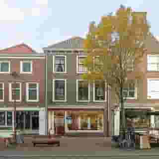 NIEUW op Horecaspot 👀⁠⁠
⁠⁠
🍽 Multifunctionele horecaruimte⁠
📍 Middelburg⁠
✔ Verhuur vastgoed⁠
⁠
Tegenover het stadhuis, de markt en midden in het winkelgebied van Middelburg is deze multifunctionele horecaruimte gelegen. ⁠
⁠
Op de locatie is horeca tot en met categorie 1b toegestaan. Het is hierdoor mogelijk op de locatie aan de detailhandelsfunctie verwante horeca te vestigen, zoals een automatiek, broodjeszaak, cafetaria, koffiebar, lunchroom, ijssalon of snackbar. Ook valt binnen deze categorie "overige lichte horeca". Een bistro, restaurant (zonder bezorg- en/of afhaalservice) en hotel zijn toegestaan binnen deze categorie. ⁠
⁠
Een mooie kans voor een ondernemer die zich wil vestigen op deze zicht-locatie in de binnenstad van Middelburg!⁠
⁠
Meer info? Brochure of bezichtiging aanvragen? ⁠
🔗 in bio
