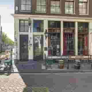 NIEUW op Horecaspot 👀⁠⁠
⁠⁠
🍽 Café The Alibi⁠
📍 Amsterdam (centrum)⁠
✔ Verhuur vastgoed⁠ & verkoop bedrijfsexploitatie⁠
⁠
Café The Alibi ligt gelegen in het centrum van Amsterdam, aan de Zeedijk. ⁠
⁠
De locatie omvat een souterrain (met zelfstandige entree) waarin verkoopruimte, opslag en een keuken is gelegen. De begane grond is volledig ingericht als café. Er zijn diverse zitjes in het bedrijf aanwezig. Ook zijn er ruim voldoende plekken aan de bar⁠
⁠
De locatie is geschikt diverse concepten, zoals: een café, eetcafé, danscafé en restaurant. ⁠
⁠
Meer info? Brochure of bezichtiging aanvragen? ⁠
🔗 link in bio