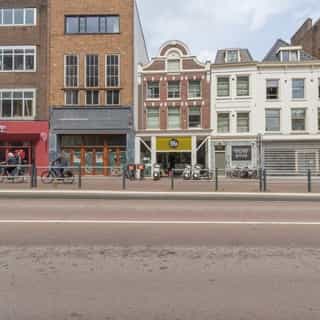 NIEUW op Horecaspot 👀⁠⁠
⁠⁠
🍽 Bezorg- en afhaalzaak⁠
📍   Utrecht (stad)⁠
✔ Verhuur vastgoed⁠ & verkoop bedrijfsexploitatie⁠
⁠
Aan de Potterstraat in Utrecht vind je deze optimaal centraal gelegen afhaal-/bezorgzaak. Het object beschikt over alle elementen voor de start van een succesvolle onderneming. Denk aan afzuiginstallatie, vetvangput, krachtstroom, ruime, ingebouwde koelcel en een brede, glazen front.⁠
⁠
De Potterstraat ligt in het verlengde van de Viestraat, op steenworpafstand van de Neude. De centrale locatie – in combinatie met de passantenstroom van en naar het centraal station – maakt dat de onderneming dagelijks veel aanloop kent. Ideaal voor een afhaal-/bezorgzaak!⁠
⁠
Meer info? Brochure of bezichtiging aanvragen? ⁠
🔗 link in bio