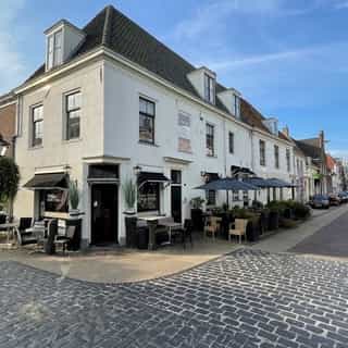 NIEUW op Horecaspot 👀⁠⁠
⁠⁠
🍽 Horeca vastgoed⁠
📍   Naarden⁠
✔ Vastgoed te koop (inclusief bedrijfsexploitatie)⁠
⁠
Het vastgoed inclusief bedrijfsexploitatie is beschikbaar.  Deze horecazaak is gelegen in een opvallend hoekpand aan de Marktstraat middenin het centrum van Naarden. De Marktstraat staat bekend als een gezellige straat met diverse winkels en horecagelegenheden.⁠
⁠
Naarden-Vesting maakt deel uit van de Nieuwe Hollandse Waterlinie en is het grootste rijksmonument van Nederland. Samen met de Stelling van Amsterdam is de Nieuwe Hollandse Waterlinie sinds 2021 UNESCO Werelderfgoed.⁠
⁠
Meer info? Brochure of bezichtiging aanvragen? ⁠
🔗 link in bio