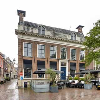 NIEUW op Horecaspot 👀⁠⁠
⁠⁠
🍽 Restaurant locatie⁠
📍   Leeuwarden⁠
✔ Verhuur vastgoed⁠ ⁠
⁠
Een mooie horecalocatie beschikbaar in hartje Leeuwarden. Het pand is gelegen aan het Gouverneursplein. Dit plein is de afgelopen jaren getransformeerd tot een echt horecaplein met diverse toonaangevende horecabedrijven. ⁠
⁠
Het pand heeft een monumentale en statige uitstraling en beschikt over een ruime kelder, begane grond, verdieping en een zolder. Aan de voorzijde is een ruim terras gelegen. ⁠
⁠
Meer info? Brochure of bezichtiging aanvragen? ⁠
🔗 link in bio