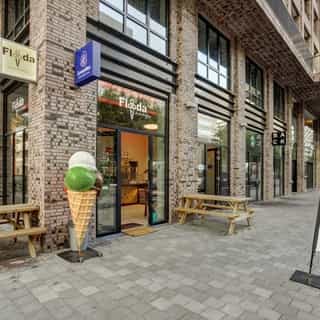 NIEUW op Horecaspot 👀⁠⁠
⁠⁠
🍽 IJssalon⁠
📍   Amsterdam (Zuidas)⁠
✔ Verhuur vastgoed⁠ & verkoop bedrijfsexploitatie⁠
⁠
Nu beschikbaar: goed onderhouden ijssalon midden op de Zuidas. Hoeklocatie met een oppervlakte van circa 48 m². ⁠
⁠
De huidige ondernemers hebben het bedrijf enkele jaren geleden vanaf casco opgebouwd.⁠
⁠
De ligging op de hoek van de Gustav Mahlerlaan en de Leo Smitstraat is uitstekend. Het bevindt zich recht tegenover het hoofdkantoor van de ABN AMRO en wordt omringd door andere (grootschalige) kantoren, winkels, horecagelegenheden en woningen.⁠
⁠
Naast de verkoop van het eigen ijs-merk 'Flooda' (op basis van Italiaans receptuur) is het een verkooppunt voor de alom bekende Belgische chocolade van Leonidas en koffie van Rombouts.⁠
⁠
Meer info? Brochure of bezichtiging aanvragen? ⁠
🔗 link in bio